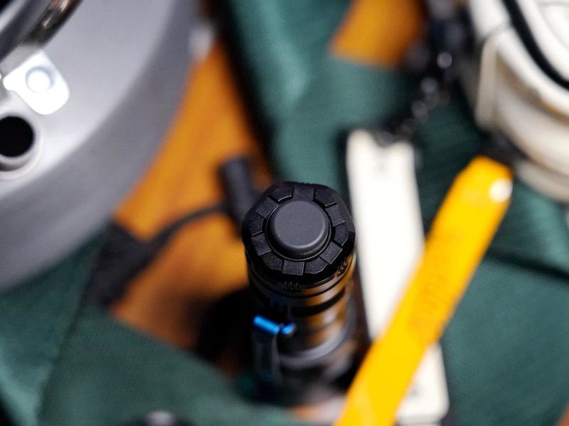 户外探险与防卫的理想之选,务本T4便携战术手电筒体验分享