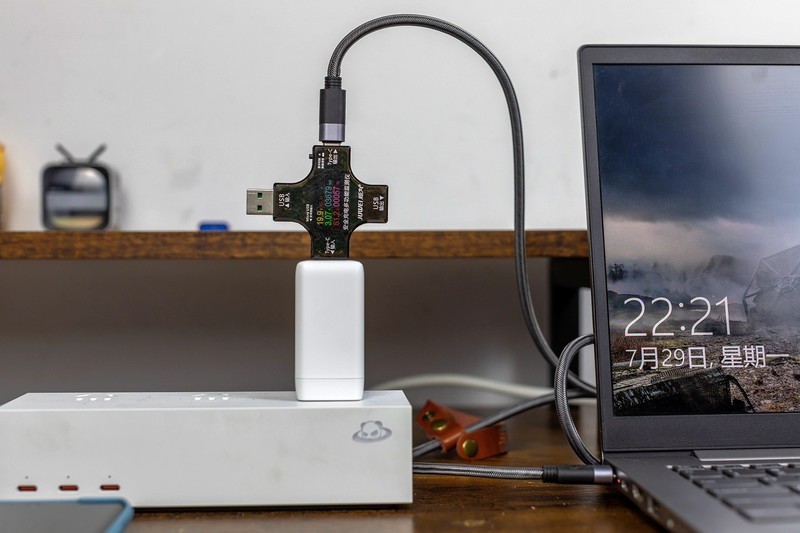 小身板充电快，联想thinkplus GaN65W充电器，三口充电更高效