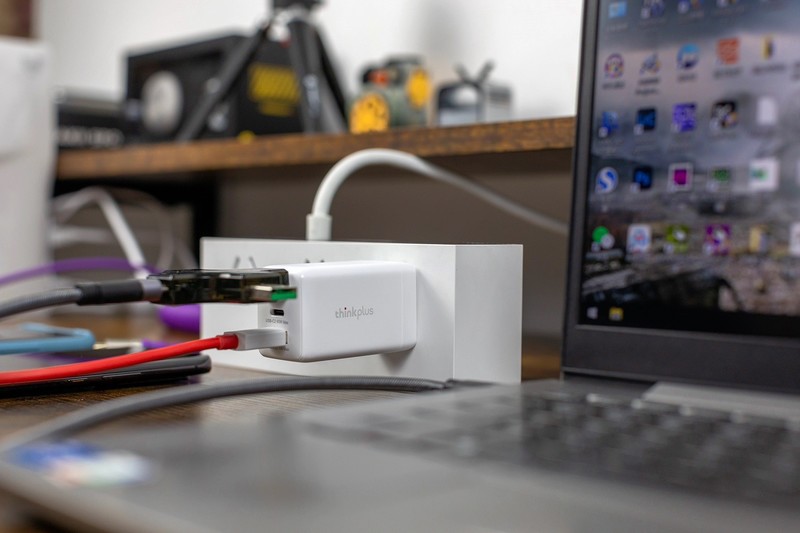 小身板充电快，联想thinkplus GaN65W充电器，三口充电更高效