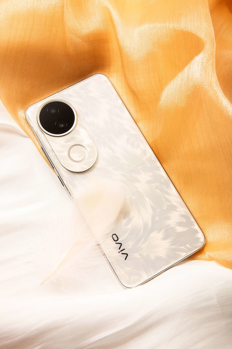 vivo S20带来全新“凤羽金”配色，一眼惊喜，今年最佳