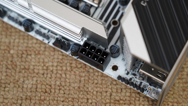 打造白色小钢炮的完美拼图，七彩虹 B860I主板体验分享