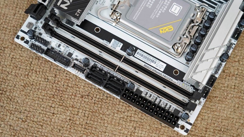 打造白色小钢炮的完美拼图，七彩虹 B860I主板体验分享