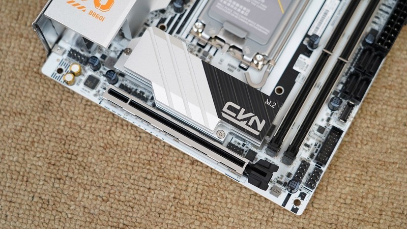 打造白色小钢炮的完美拼图，七彩虹 B860I主板体验分享