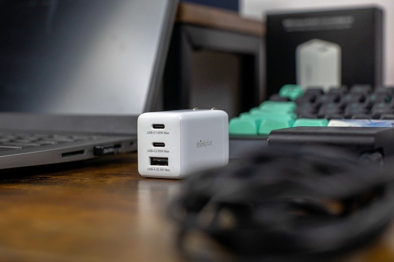 小身板充电快，联想thinkplus GaN65W充电器，三口充电更高效