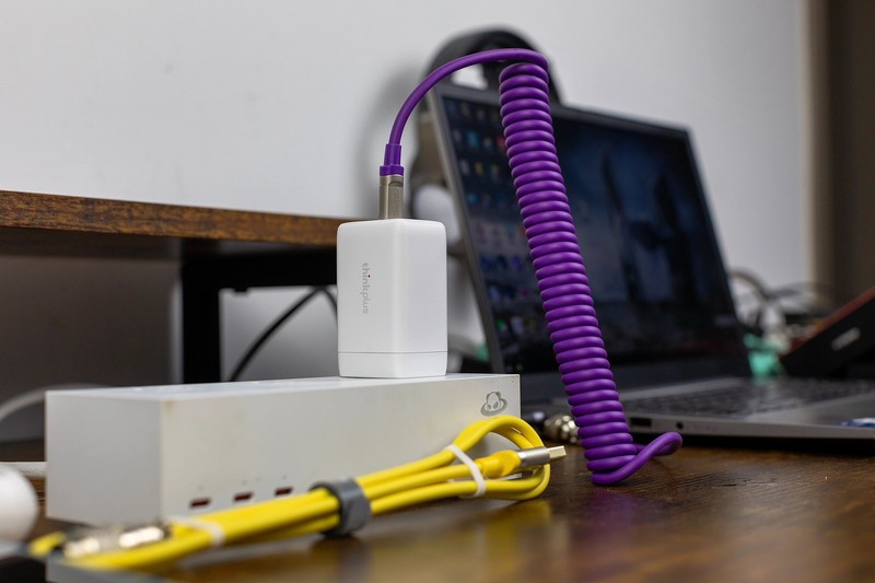 小身板充电快，联想thinkplus GaN65W充电器，三口充电更高效