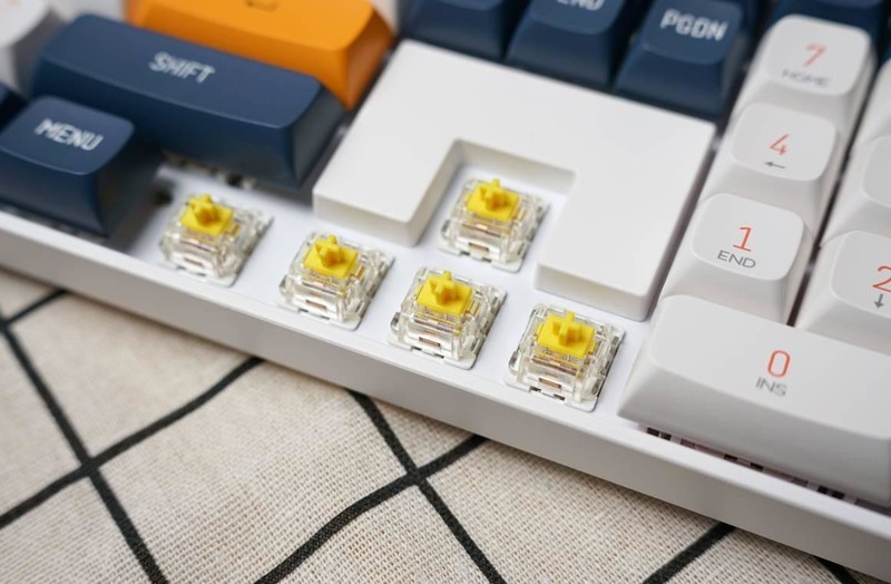 不用花大钱：不到200元入手爱国者A108双模机械键盘，PBT键帽+热拔换轴！