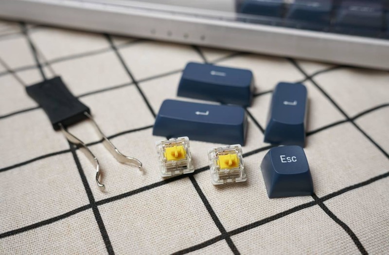 不用花大钱：不到200元入手爱国者A108双模机械键盘，PBT键帽+热拔换轴！