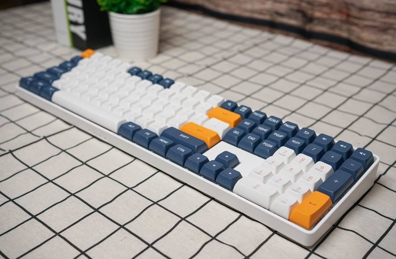 不用花大钱：不到200元入手爱国者A108双模机械键盘，PBT键帽+热拔换轴！