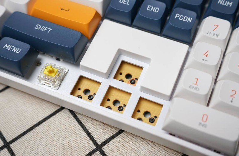 不用花大钱：不到200元入手爱国者A108双模机械键盘，PBT键帽+热拔换轴！