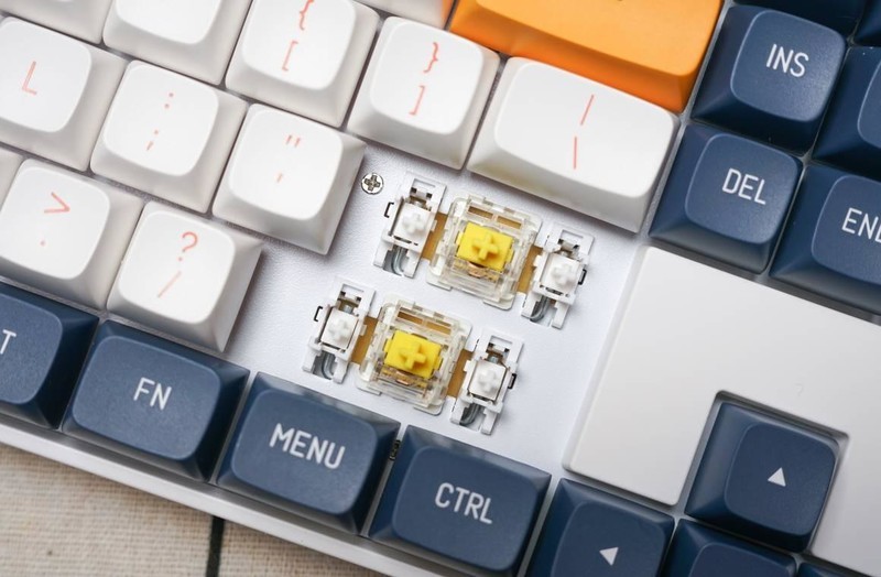 不用花大钱：不到200元入手爱国者A108双模机械键盘，PBT键帽+热拔换轴！