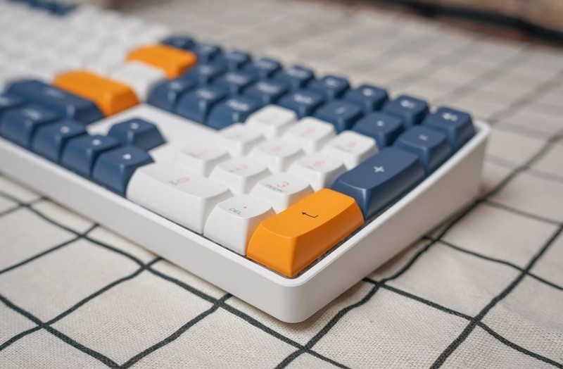 不用花大钱：不到200元入手爱国者A108双模机械键盘，PBT键帽+热拔换轴！