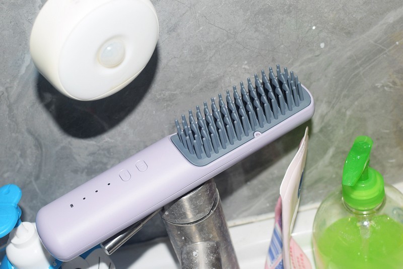 智能护发与完美造型的完美结合 DOCO无线直发梳