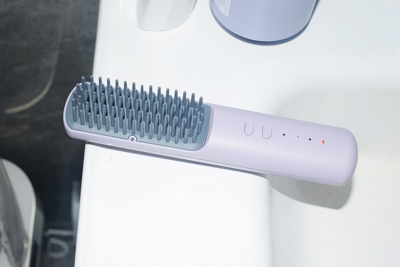 智能护发与完美造型的完美结合 DOCO无线直发梳
