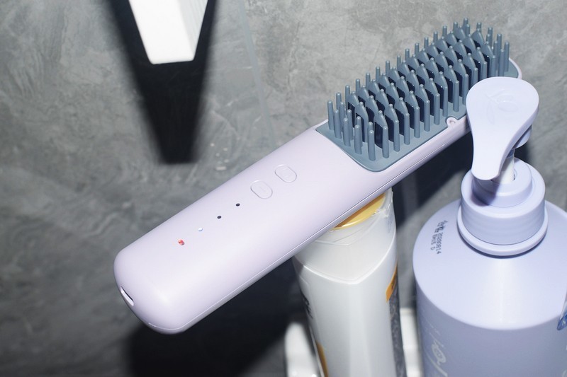 智能护发与完美造型的完美结合 DOCO无线直发梳
