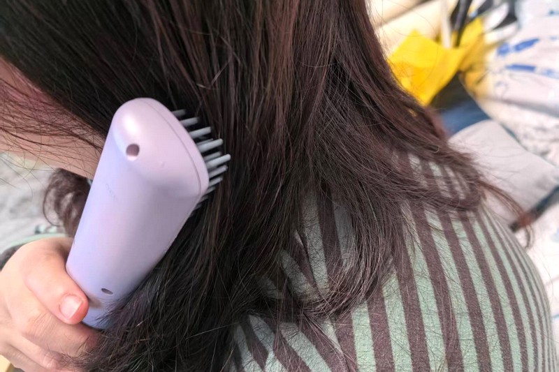 智能护发与完美造型的完美结合 DOCO无线直发梳