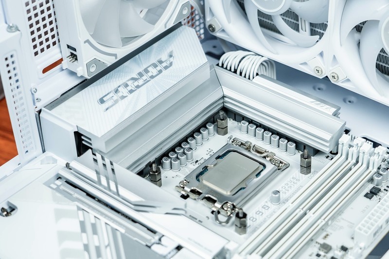 高能+高性价比还是得选英特尔，Ultra 7 265K+技嘉Z890冰雕综合测试