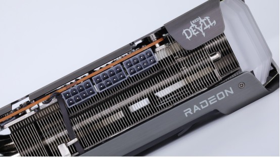 定价高400带来10%性能提升？撼讯RX6950XT红魔与RX6900XT对比评测