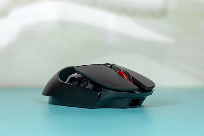 雷柏VT960S双模无线超跑游戏鼠标，酷炫的外观遮不住舒适的手感