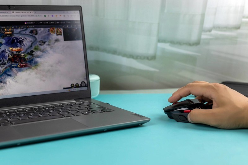 雷柏VT960S双模无线超跑游戏鼠标，酷炫的外观遮不住舒适的手感