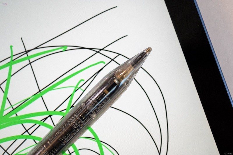 书写触感细腻的电容触控笔，透明造型超好看，西圣Pencil2上手