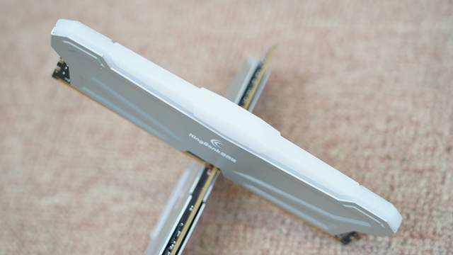 性价比较高的RGB灯条？金百达 DDR4 3600 8G×2幻光内存条体验分享