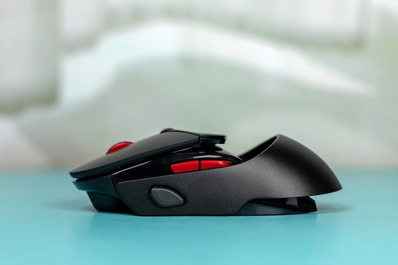 雷柏VT960S双模无线超跑游戏鼠标，酷炫的外观遮不住舒适的手感