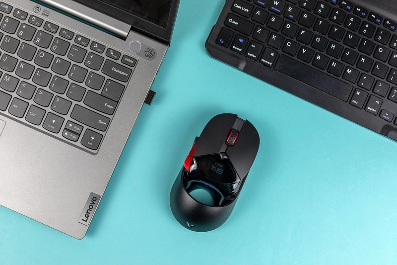 雷柏VT960S双模无线超跑游戏鼠标，酷炫的外观遮不住舒适的手感