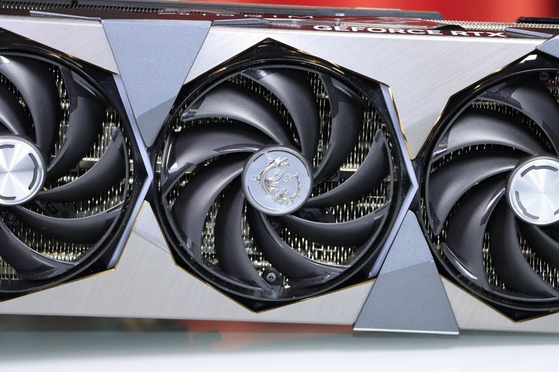 4080 比 3090Ti 强多少？最便宜大牌 Z790 PG Lightning/D4 值得买吗？