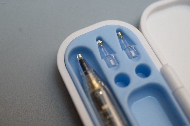 书写触感细腻的电容触控笔，透明造型超好看，西圣Pencil2上手
