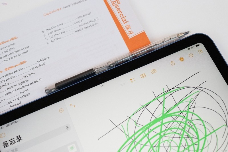 书写触感细腻的电容触控笔，透明造型超好看，西圣Pencil2上手