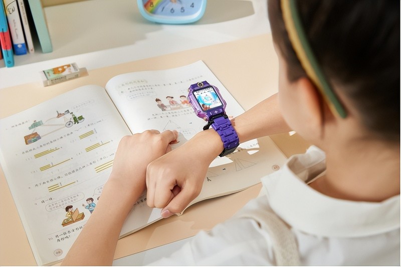 送小朋友啥礼物最好？小天才Z8电话手表，一定能让他成为最靓的仔