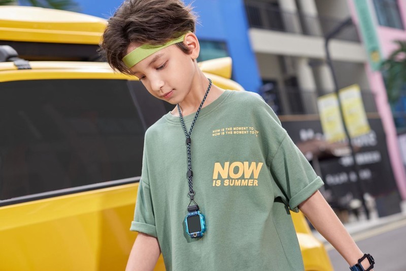 送小朋友啥礼物最好？小天才Z8电话手表，一定能让他成为最靓的仔