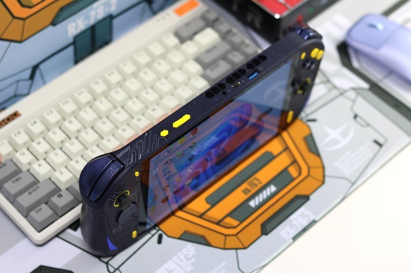 AOKZOE游戏掌机开箱，8英寸1200P屏幕，搭载AMD锐龙7 6800U处理器