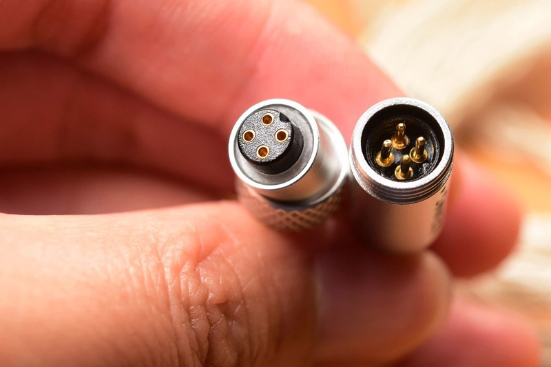 素质均衡、控制稳健的7单元静电圈铁耳塞弦仕UP上手