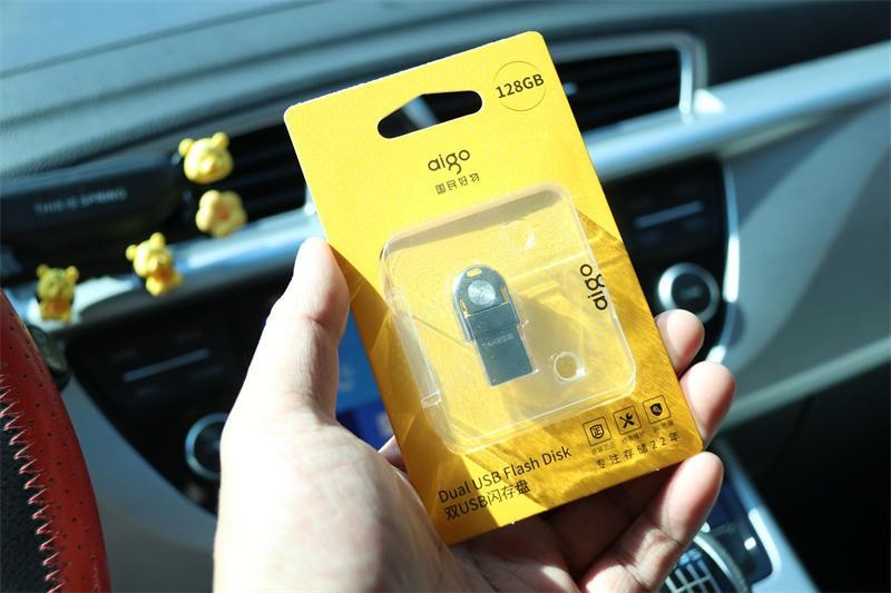 车机不联网，用它传歌很方便！车主必备的双口小配件