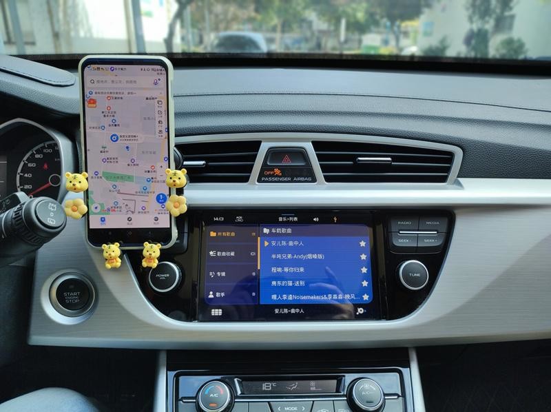 车机不联网，用它传歌很方便！车主必备的双口小配件