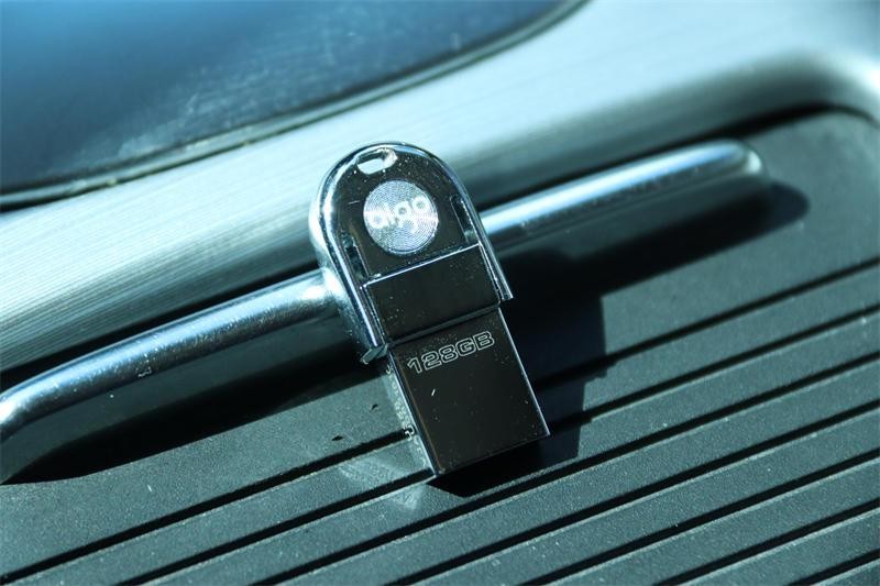 车机不联网，用它传歌很方便！车主必备的双口小配件