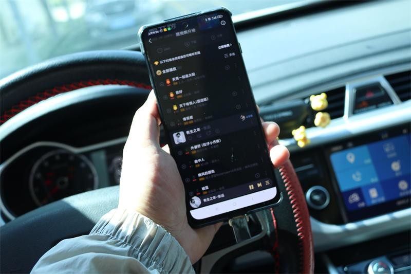 车机不联网，用它传歌很方便！车主必备的双口小配件