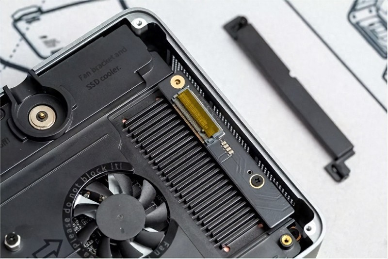 搭载8核心16线程7840HS处理器，32GB内存，零刻SER7迷你主机评测