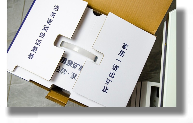 可将12000瓶矿泉水带回家的家里泉矿泉机，让饮用矿泉水不受约束