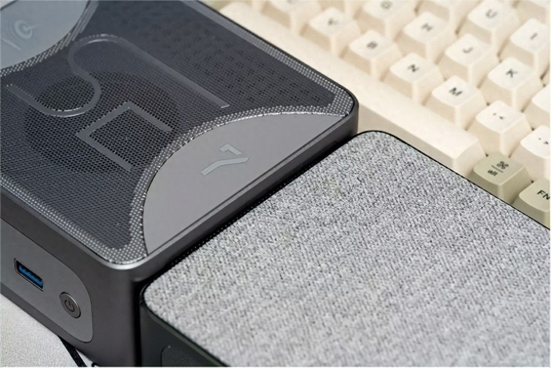 搭载8核心16线程7840HS处理器，32GB内存，零刻SER7迷你主机评测