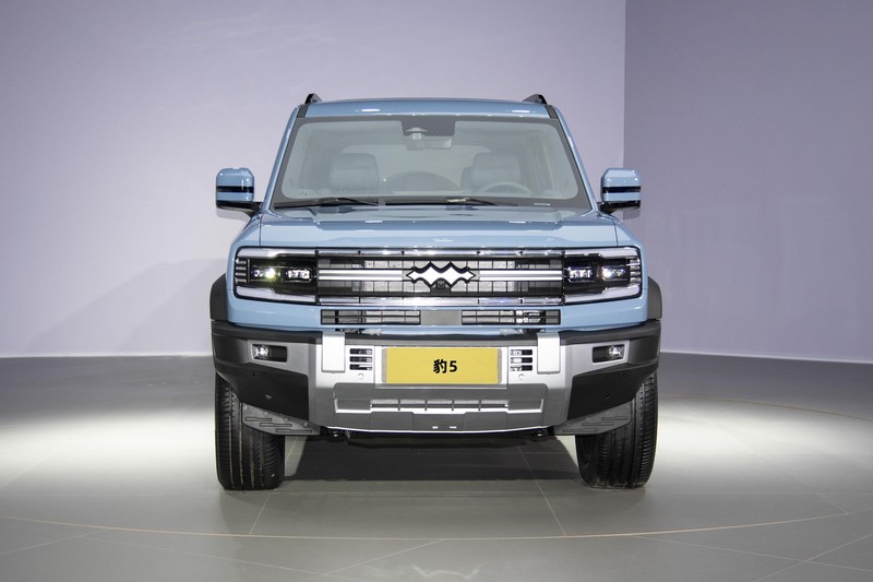 比亚迪作为新能源车的“卷王”再度重拳出击，超级混动硬派SUV豹5全系官价5万