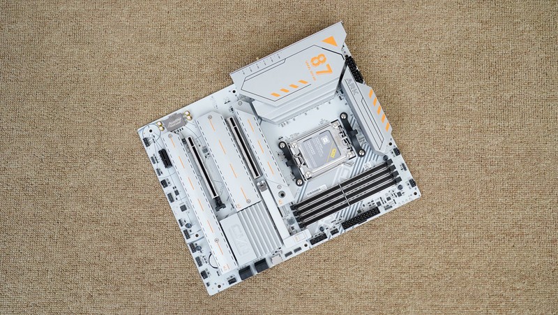 全电竞配置助力9950X3D飞，七彩虹 CVN X870 方舟体验分享