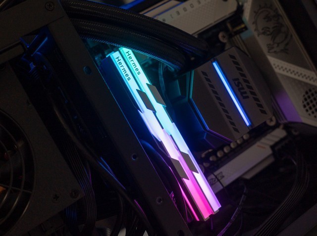 高端玩家必看，内存超到8000+哪些是关键？宏碁掠夺者Hermes新品内存超频实战