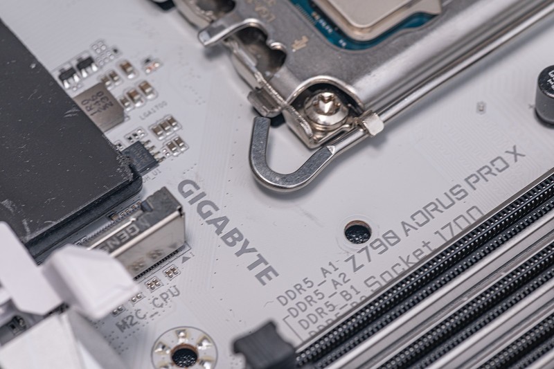 老猫烧须也不怕，个人送保就是好，足不出门体验技嘉个人送保服务