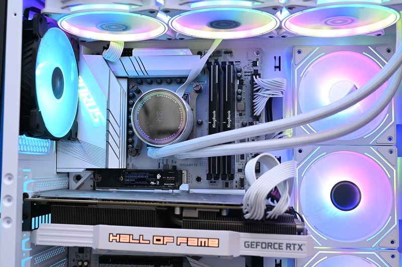 老猫烧须也不怕，个人送保就是好，足不出门体验技嘉个人送保服务