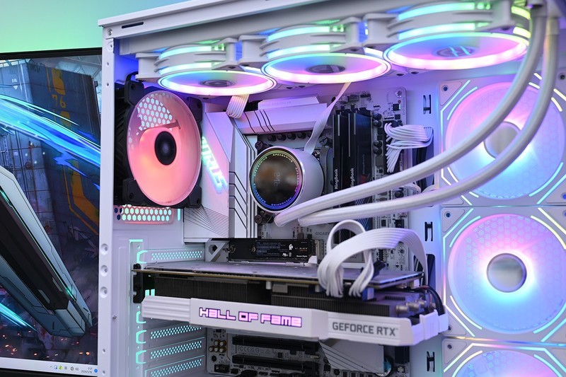 老猫烧须也不怕，个人送保就是好，足不出门体验技嘉个人送保服务