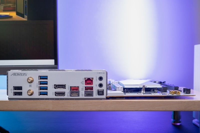 老猫烧须也不怕，个人送保就是好，足不出门体验技嘉个人送保服务