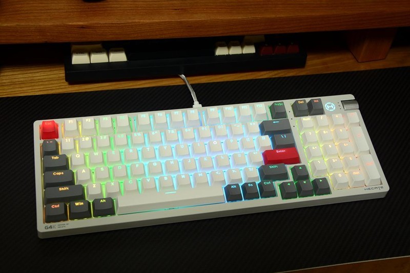 漫步者的外设梦，首款机械键盘G4K发布，三模、热拔插、RGB灯光