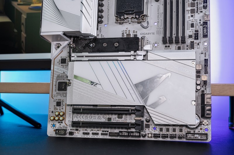 老猫烧须也不怕，个人送保就是好，足不出门体验技嘉个人送保服务